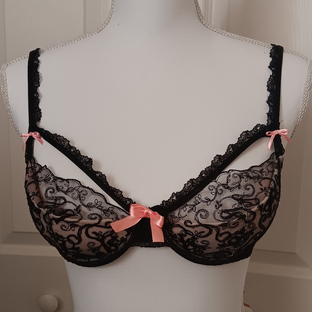 Victoria's Secret Dream Angels Black Lace Balconette Bra. Size 32D. 💕
